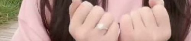 网红吃瓜被骂视频,网友热议道德底线