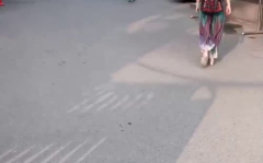 东北小姐姐骂占道男的,街头文明，从我做起