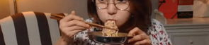 小姐姐吃一大盆泡面图片,小姐姐挑战海量泡面，视觉盛宴来袭！