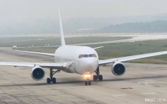 飞机起飞小姐姐声音很大,小姐姐高亢声音引领空中之旅